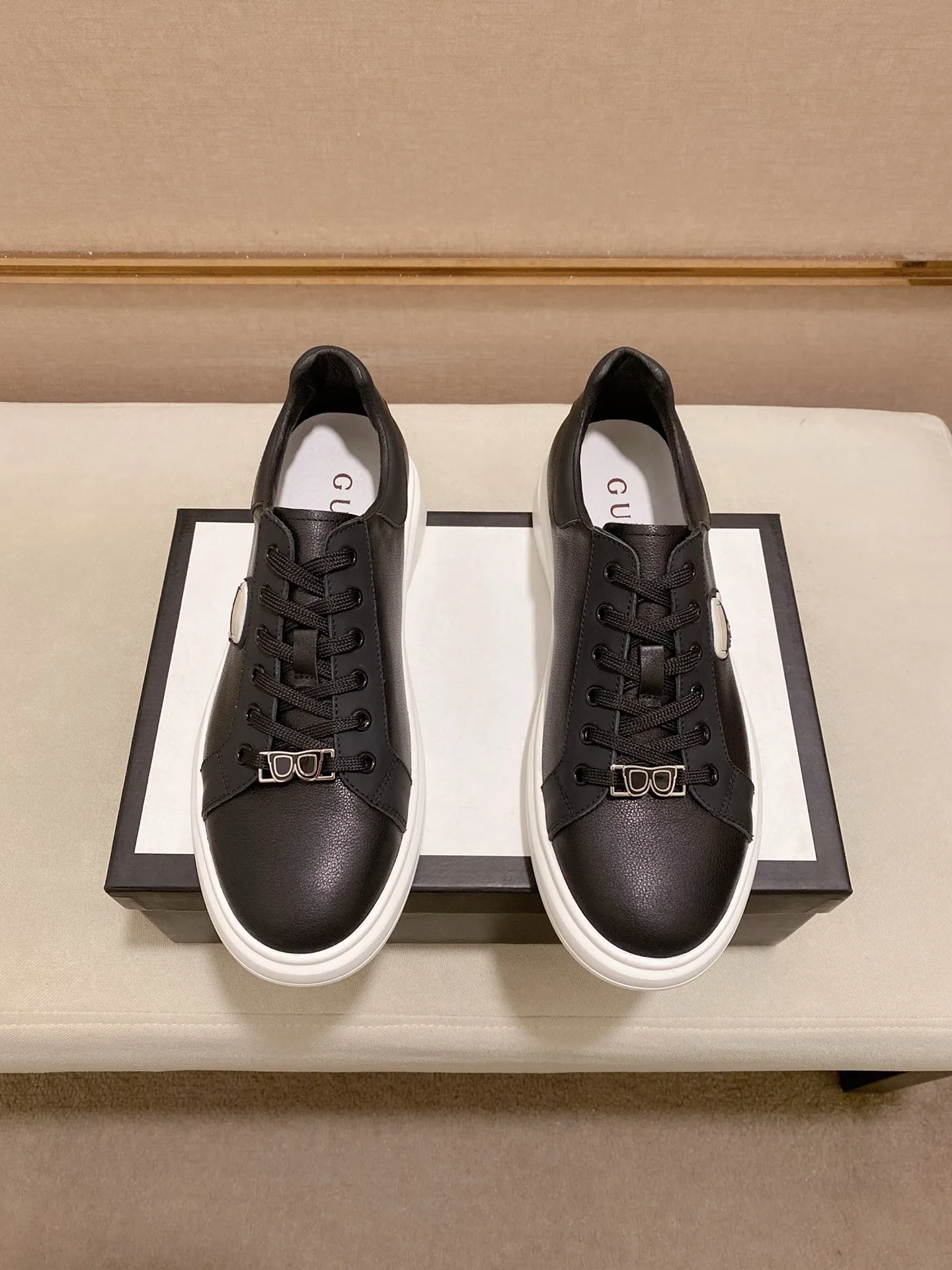 Men's clothing and shoes💰:440💰 (GUCCI) The latest model from the official website🎁🎁Casual and fashionable men's shoes👟, hot style💥The version is simple and elegant, exclusive for trendy men. Unique latest brand elements from the official website👑Original Gucci decoration, fashionable and generous, the fabric is original cowhide ✅Sheepskin lining, the official website specifies wear-resistant casual outsole, the classic model is taken in kind at the counter🎬38-44 (45 is custom-made and cannot be returned or exchanged)
